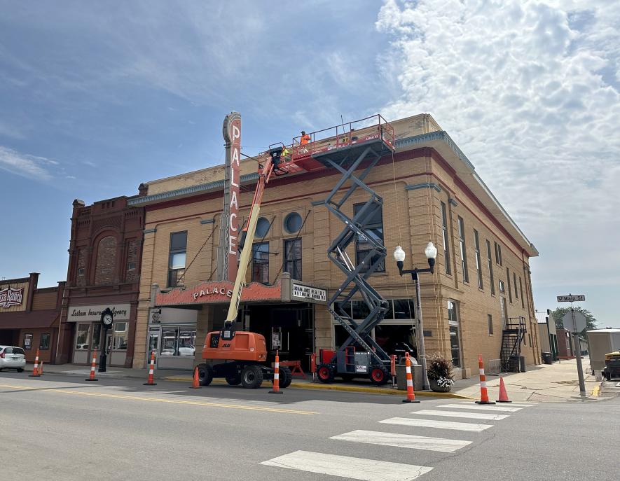 Workers with Dave Niessink Superior Caulking have been tuckpointing deteriorating spots of the Palace Theatre’s exterior over the past week. Rock County Star Herald Photo/Lori Sorenson