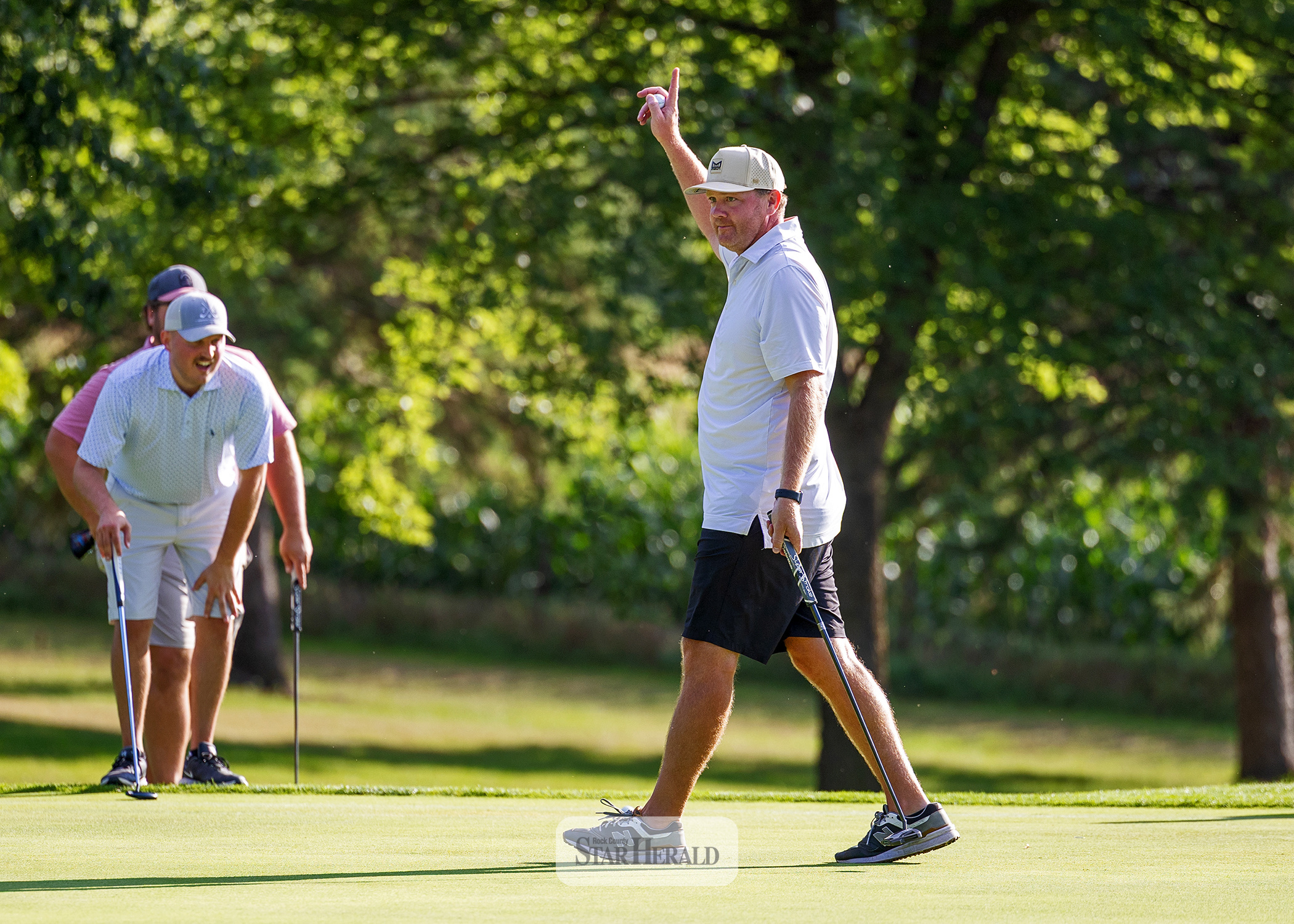 Greg Hoogeveen photos/LCCtourney Pete Connell raises his arm after his final put in the men’s club tournament Aug. 15. Connell won the championship with a with a 36-hole score of 148 in the two-day event.