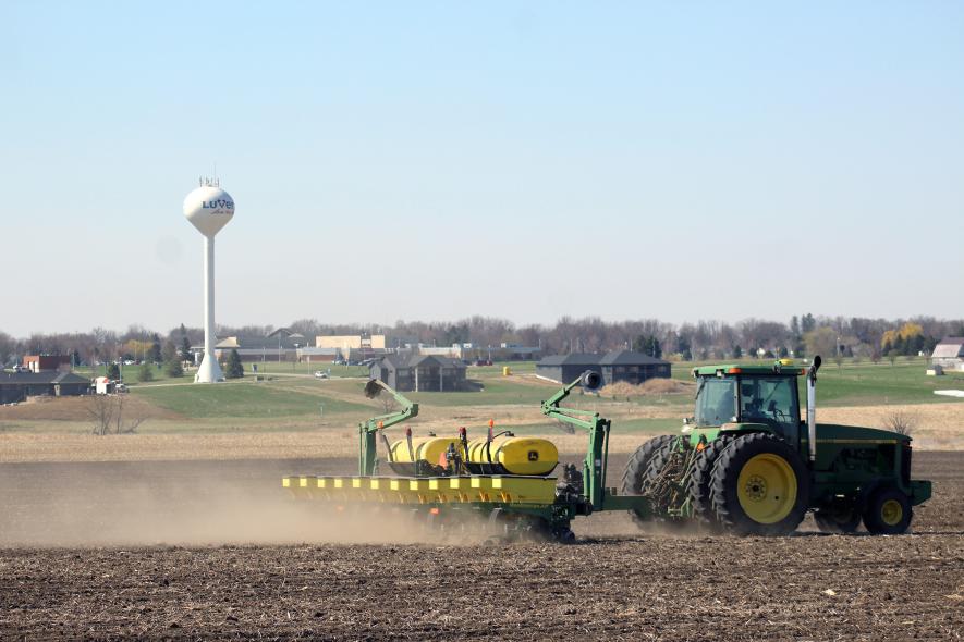 Dry conditions are allowing area farmers to get an early start on the 2025 crop season this past week as weather allowed corn and soybean planting to proceed. On Monday Jarrod Sandbulte planted corn in Luverne Township just north of Luverne. Mavis Fodness/Rock County Star Herald Photo