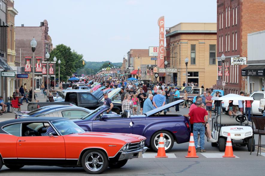 The Luverne Buffalo Days Friday Night Cruise-in attracted record crowds and vehicle entries — more than 280 — to downtown’s Main Street and side streets. Pleasant weather prevailed for the entire weekend of Buffalo Days events. Lori Sorenson/Rock County Star Herald Photo