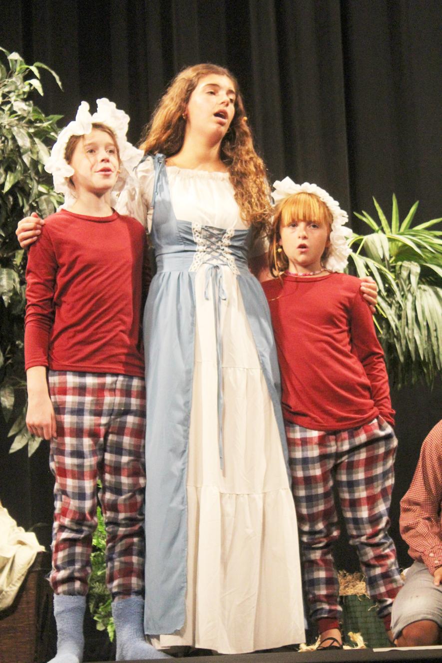 The Darling family, Mila Rensink (left), Kaidyn Mundt and Odette Amborn, sing “Home Sweet Home.” Mavis Fodness/Rock County Star Herald Photo