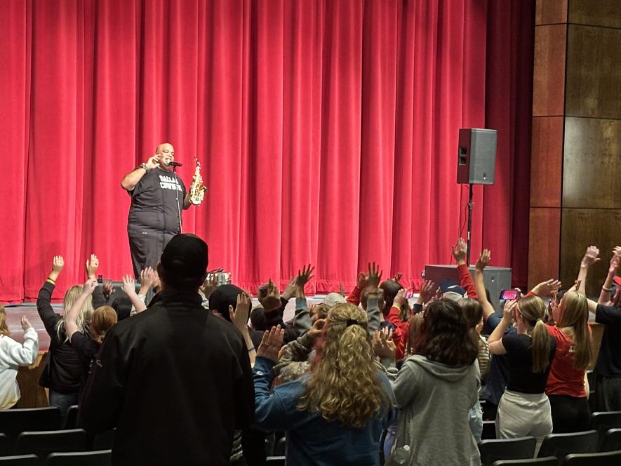 Motivational speaker, life coach, author and musician Reggie Dabbs performed and spoke Friday night in the Luverne Schools performing arts center. Lori Sorenson/Rock County Star Herald Photo