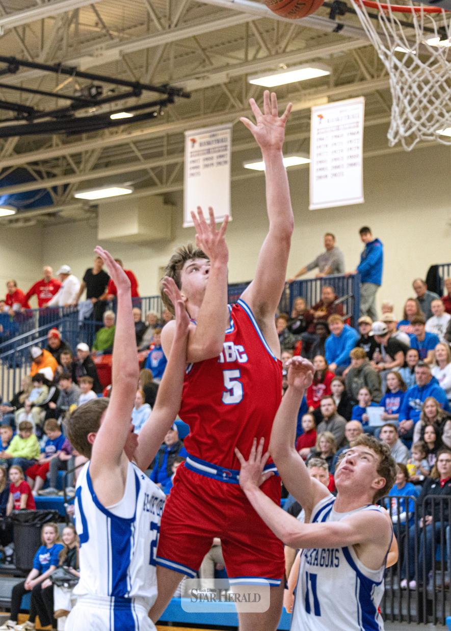 Sam McGaffee photo/HBCBBB1 Hills-Beaver Creek senior Jamin Metzger reached for a layup against Garretson at home Friday, Jan. 2. The Patriot boys’ basketball team won the game 83-57 against the Blue Dragons.