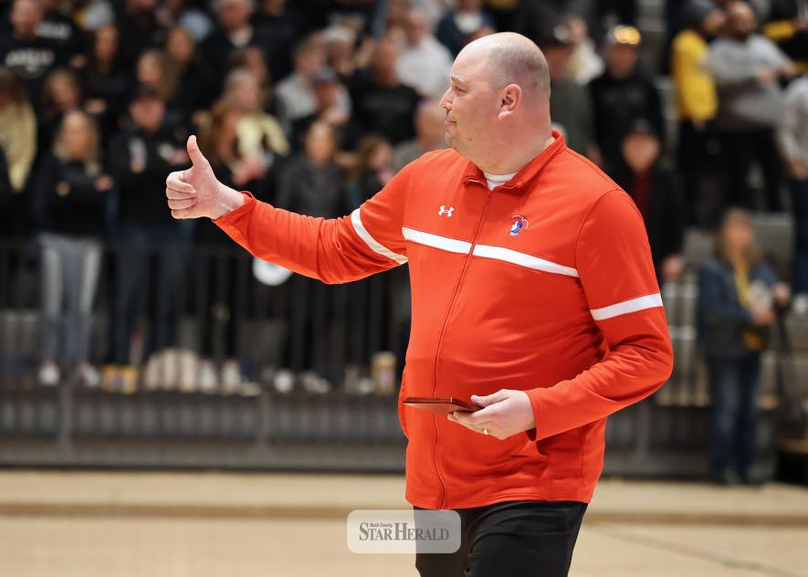   Greg Hoogeveen photo/HBCBBB6 H-BC head coach Chad Rauk gives a thumbs up to his players after receiving the Section 3A South Boys’ Basketball Coach of the Year award March 7 in Marshall. The Patriots beat SWMC 69-49 in the semifinal game.
