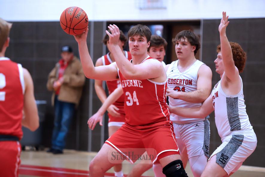 Senior Eli Woodley looks to pass the ball under the hoop against Edgerton. The Cardinals beat the Flying Dutchmen 88-78 Dec.16 at home.
