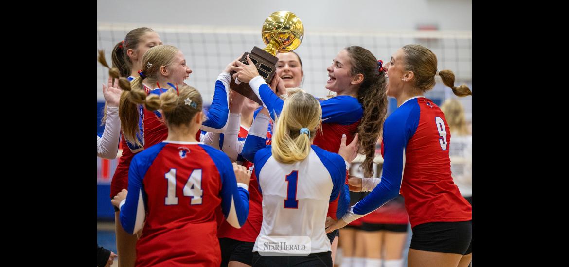 Greg Hoogeveen photo/0924HBCVB1 H-BC volleyball team members cheer upon receiving the “Queens of the Court” trophy at the end of a 3-0 win against Edgerton Public in Hills Thursday, Sept. 17.