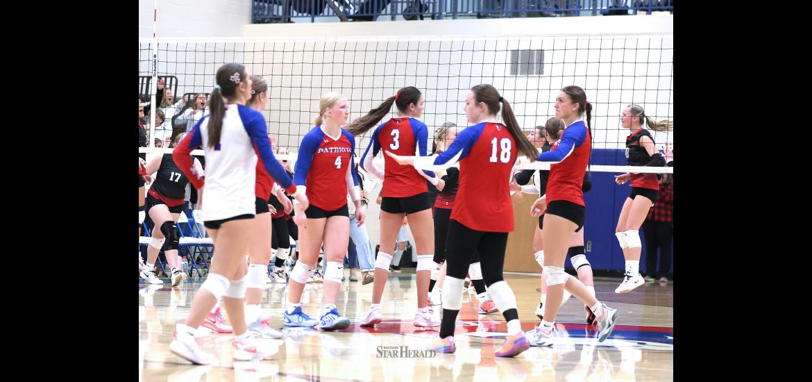 Greg Hoogeveen photos/HBCVB H-BC volleyball players react to falling 3-2 to Edgerton Oct. 26 on their home court. 