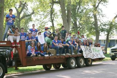 The sophomore class created a homecoming float on a fifth-wheel flatbed trailer complete with a Jaguar mascot and a Patriot dressed in boxing gloves. “Jab the Jaguars” read the sign. Samantha McGaffee/Rock County Star Herald Photo